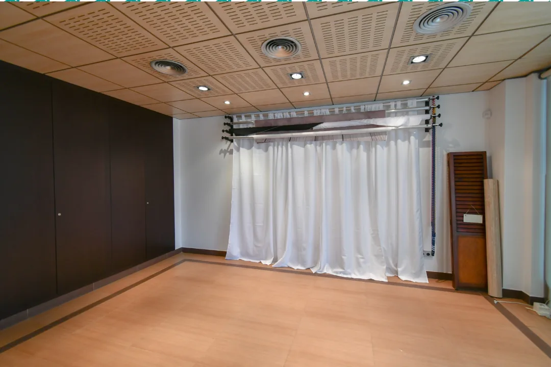 Sala de l'estudi d'Espill amb el fons blanc de treball